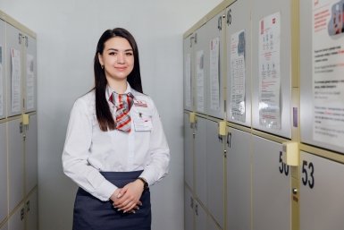 Сотрудник РЖД рядом с камерами хранения пресс-службы ЗабЖД