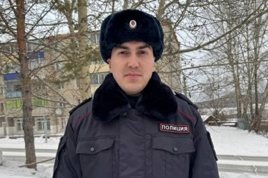 Полицейский из Сковородина Сергей Марков вынес пенсионерку из горящей квартиры МВД-медиа