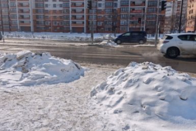 Сугробы начали быстро таять, но уходить воде некуда - ливневки пока законсервированы Юлия Ожегова, ИА PriamurMedia