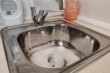 Режем тару пополам — засор вылетает в трубу со свистом: справится даже ребенок