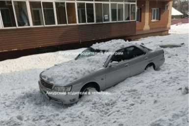 Снег сошел с крыши дома на улице Театральной телеграм-канал &quotАмурские водители&quot (18+)