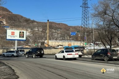 На перекрёстке Деревенской и Снеговой во Владивостоке перенастроили работу светофора из-за аварий Пресс-служба ЦОДД