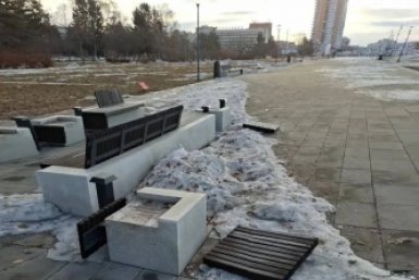 Неизвестный вандал сломал лавочки на территории &quotТрибуна Холл&quot в Благовещенске  канал в мах (18+) мэра Благовещенска
