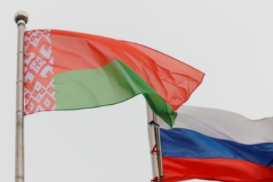 Государственные флаги РФ и РеспубликиБеларусь ИА PrimaMedia