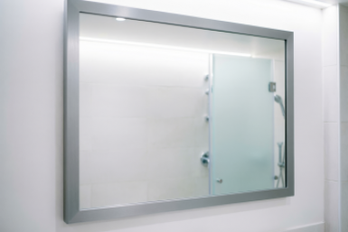 Зеркала и кафель сияют без разводов: 5 приемов для ванной — без едкой химии и скрипа