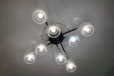 Кто из россиян будет меньше платить за свет и мусор - отвечает эксперт