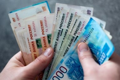Майские выплаты на карту станут больше: кому из россиян ждать заметного повышения зарплаты