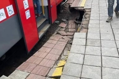 Часть перрона обрушилась во Владивостоке во время посадки пассажиров ТГ-канал &quotНовости Приморья I Владивстока&quot (18+)