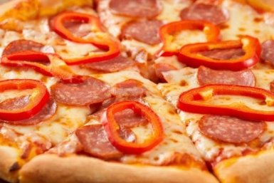 "Молниеносная" пицца из бездрожжевого теста: кладите все остатки из холодильника. Готова за 15 минут