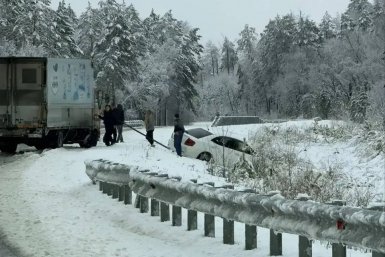 На скользкой дороге из Благовещенска в Свободный машины улетают в кювет телеграм-канал &quotСвободные новости&quot (18+)