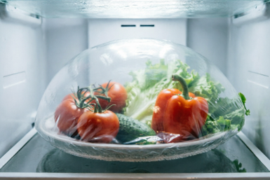 Рвущаяся пленка больше не "бесит" — беру 1 шапочку для душа: салат и жаркое останутся свежими