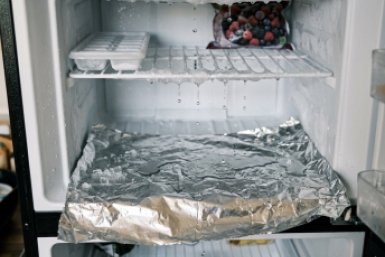 Лед отлетит сам — секретный трюк с фольгой разморозит морозилку за 15 минут