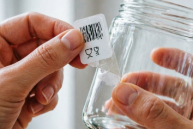 Больше не воюю с клеем: 30 секунд — и надоедливые наклейки капитулируют сами, а ногти целы