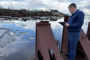 Теплоход &quotПавлин&quot зимовал в акватории благовещенского затона Восточно-Сибирская транспортная прокуратура