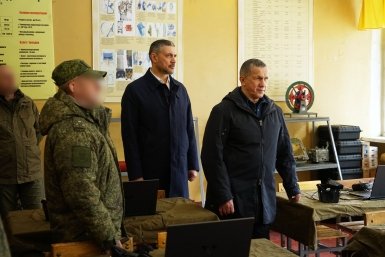 Трутнев и Осипов осматривают место обучения управлением БПЛА пресс-службы Полпредства ДФО