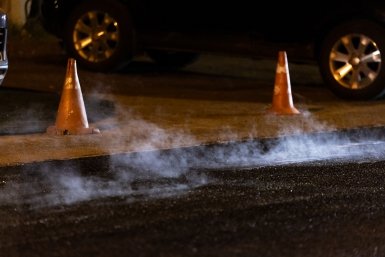 В Благовещенске Toyota влетела в яму на участке ремонта