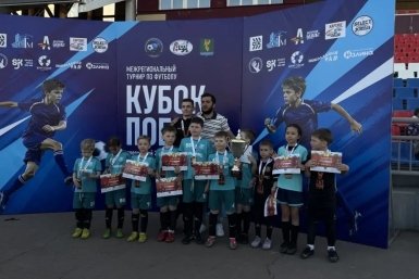 Команда предоставлено школой футбола