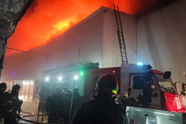 Крупный пожар разгорается на востоке Москвы, из огня спасли пять человек