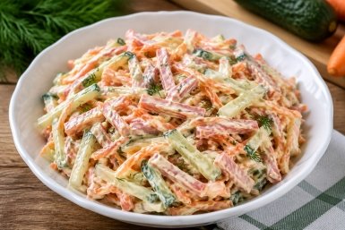 "Хрум-хрум" за 10 минут: Вкусный и быстрый салат на ужин — без жарки и варки