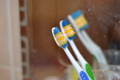 Опытные хозяйки вовсю используют 3 лайфхака: берем две старые зубные щетки и резинку — больше не выбрасывайте