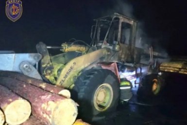 Во время разгрузки леса загорелась спецтехника в Февральске Амурский центр ГЗ и ПБ
