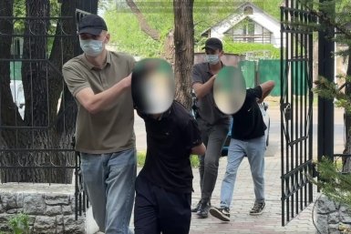 В Благовещенске задержали напавших на подростка с оружием