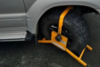 Автомобилист срезал блокиратор с колеса на платной парковке во Владивостоке Скриншот из видео в ТГ-канале &quotЦифровое Приморье&quot