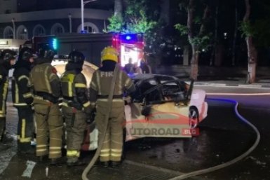 Иномарка вспыхнула ночью на улице Пионерской телеграм-канал &quotAutoroadblg&quot (18+)