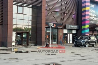 В Благовещенске Lexus разнес двери в торговом центре