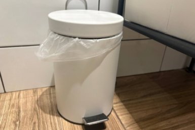 Капаю это на ватный диск и кладу на дно мусорного ведра: ни тухлого запаха, ни мошек - свежесть на неделю