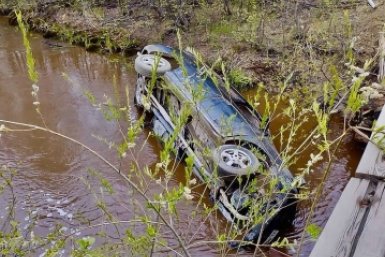 Автомобиль упал с моста в реку в Приамурье - водитель погиб