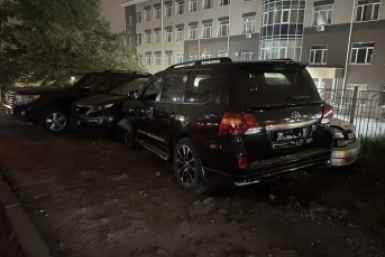 &quotКрузак&quot снес несколько припаркованных машин УМВД РФ по Приморскому краю