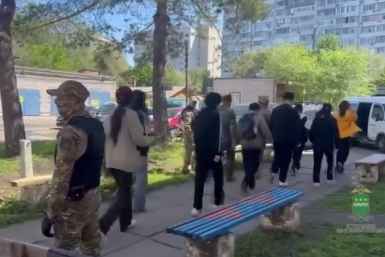 В одной из хозпостроек Благовещенска обнаружили 20 нелегалов скриншот видео: УМВД России по Амурской области