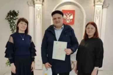 Родители ребёнка пресс-службы департамента ЗАГСа