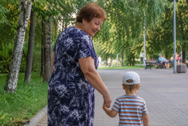 По 27 000 в месяц за воспитание внуков – в России могут ввести "бабушкину зарплату"