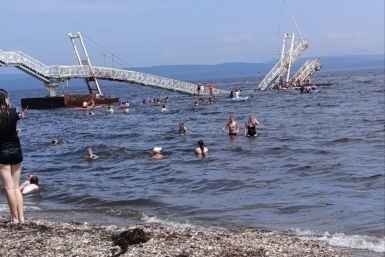 Пешеходный мост обрушился на пляже Большая Тавайза в Артёме тг-канал Newsbox24 (18+)