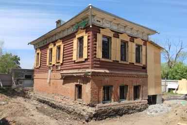 Деревянное "золото": кто и зачем спасает старинные дома в Приамурье