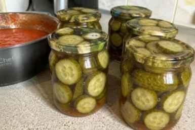 Мариную огурцы по-фински - нарезала, залила и готовы уже завтра: так вкусно хрустят, что даже свекровь урвала баночку