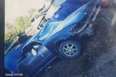 В Свободном автомобиль врезался в столб ЛЭП, есть пострадавший