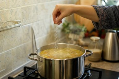 Случайно пересолили суп? Эти 5 простых продуктов гарантированно вытянут лишнюю соль