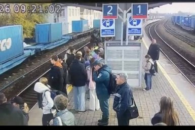 Поезд травмировал подростка, упавшего в обморок на станции Угольная во Владивостоке Пресс-служба Дальневосточной транспортной прокуратуры