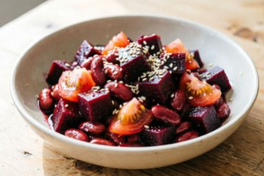 Почти как "Щетка", только вкуснее: этот салат заставит вас полюбить свёклу