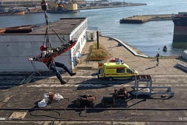 Спасатели сняли сотрудницу НСРЗ с портального крана сайт Находкинского городского округа