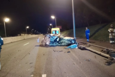 Водитель Toyota Crown насмерть разбился о столб на улице Маковского во Владивостоке пресс-служба УМВД России по Приморскому краю