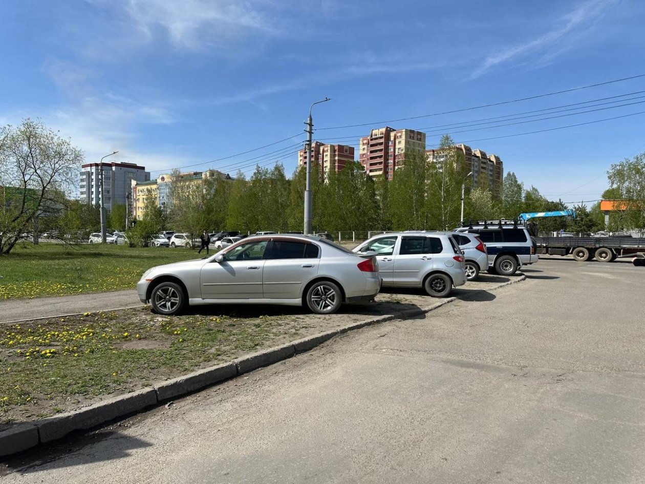 Парковка на газоне Минтранс Амурской области