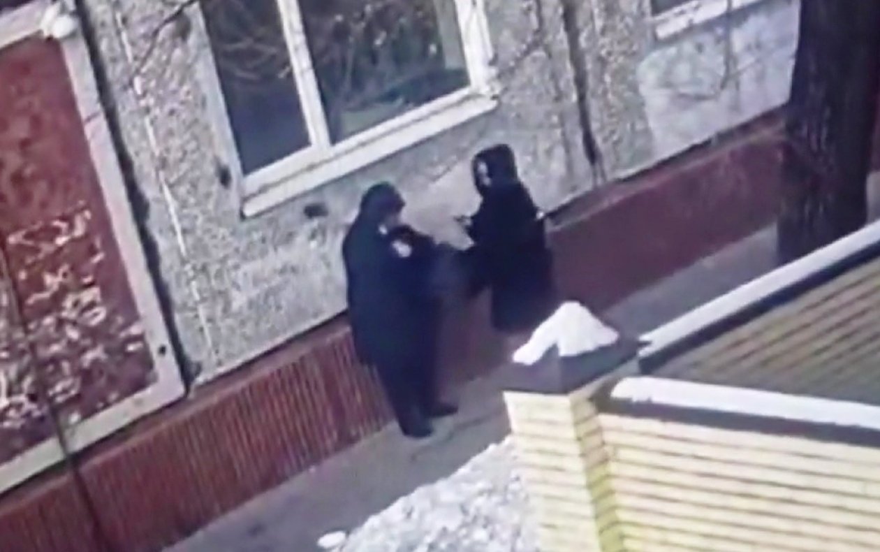 Мошенники похитили у благовещенской пенсионерки более 22 миллионов рублей. Один из соучастников преступления задержан скрин с видео УМВД РФ по Амурской области