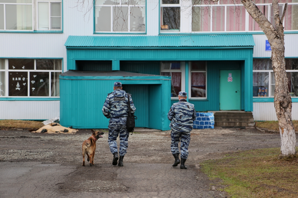 Проверка детского сада кинологами в связи с сообщением о минировании. Петропавловск-Камчатский, Камчатка Елена Поддубная, ИА KamchatkaMedia