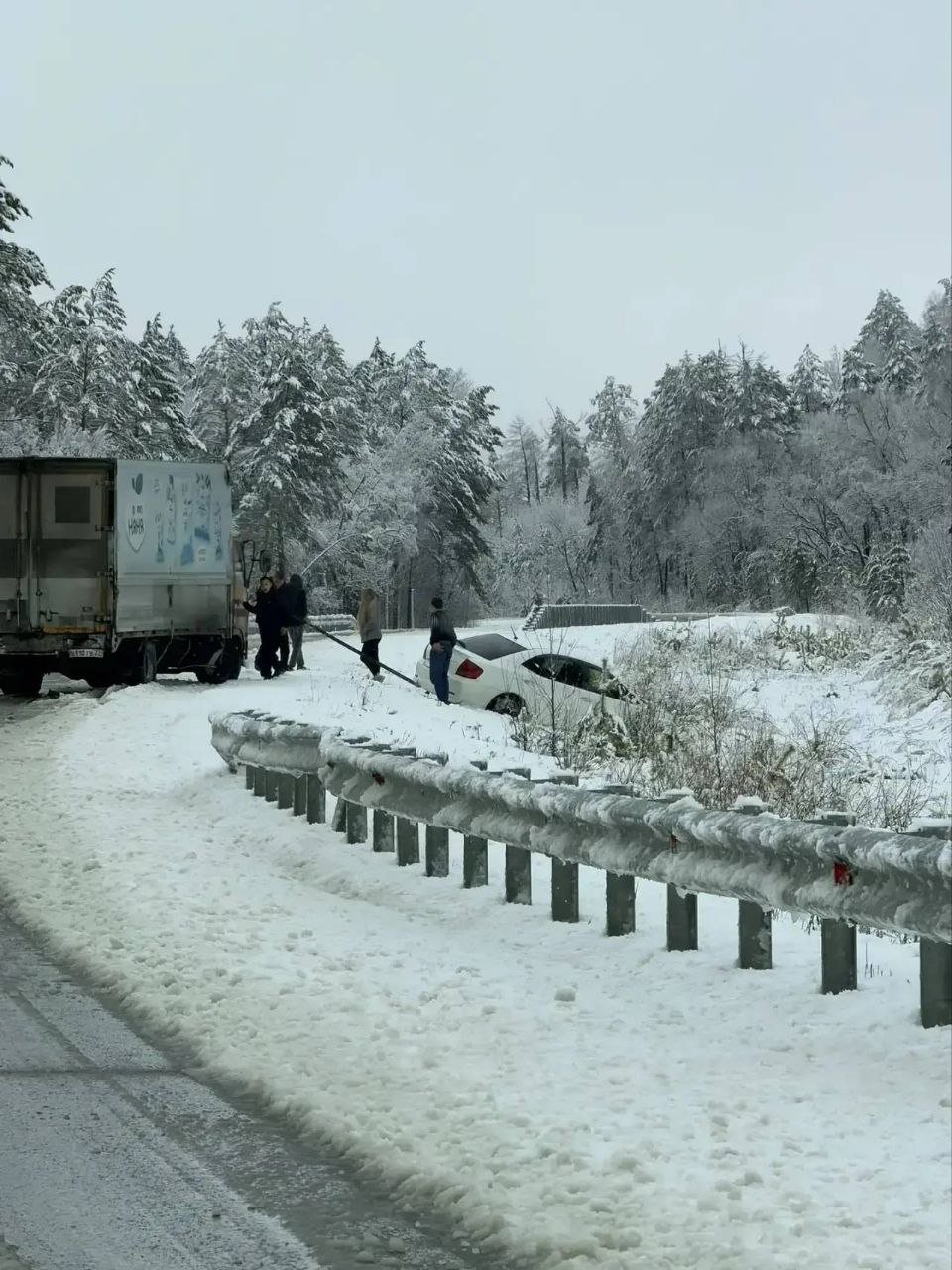 На скользкой дороге из Благовещенска в Свободный машины улетают в кювет телеграм-канал &quotСвободные новости&quot (18+)