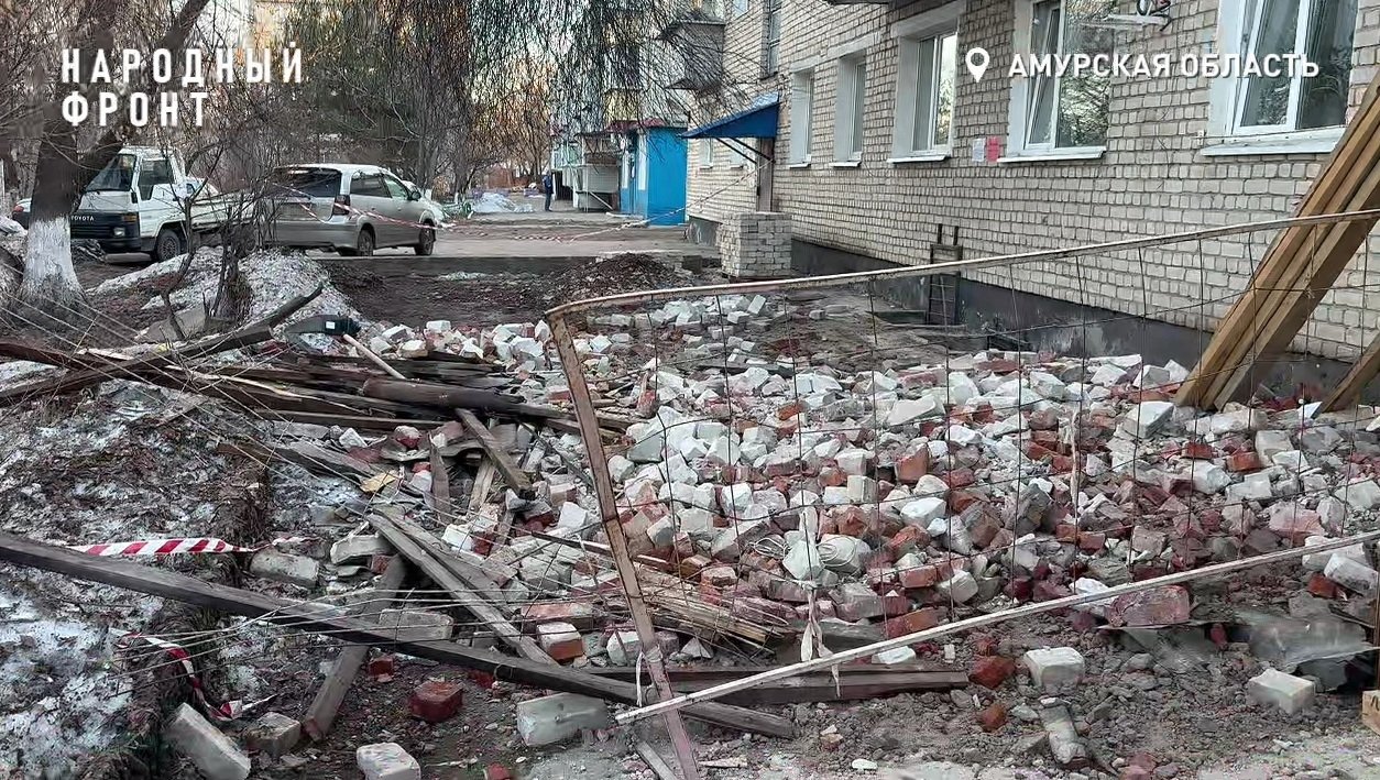 Крыша многоквартирного дома на улице Нагорной не выдержала тяжести снега скриншот видео: Амурское региональное отделение Народного фронта