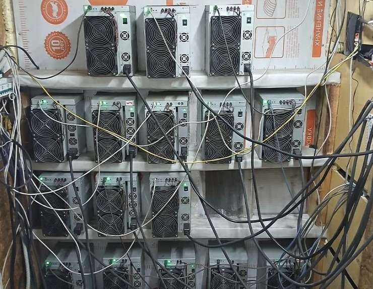 Майнинговую ферму в морском контейнере оборудовал житель Бочкаревки УМВД России по Амурской области